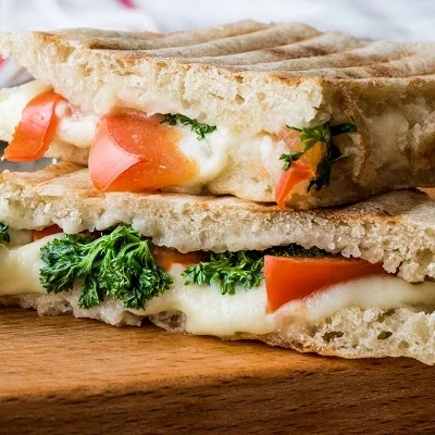 Beyaz Peynirli Domatesli Tost