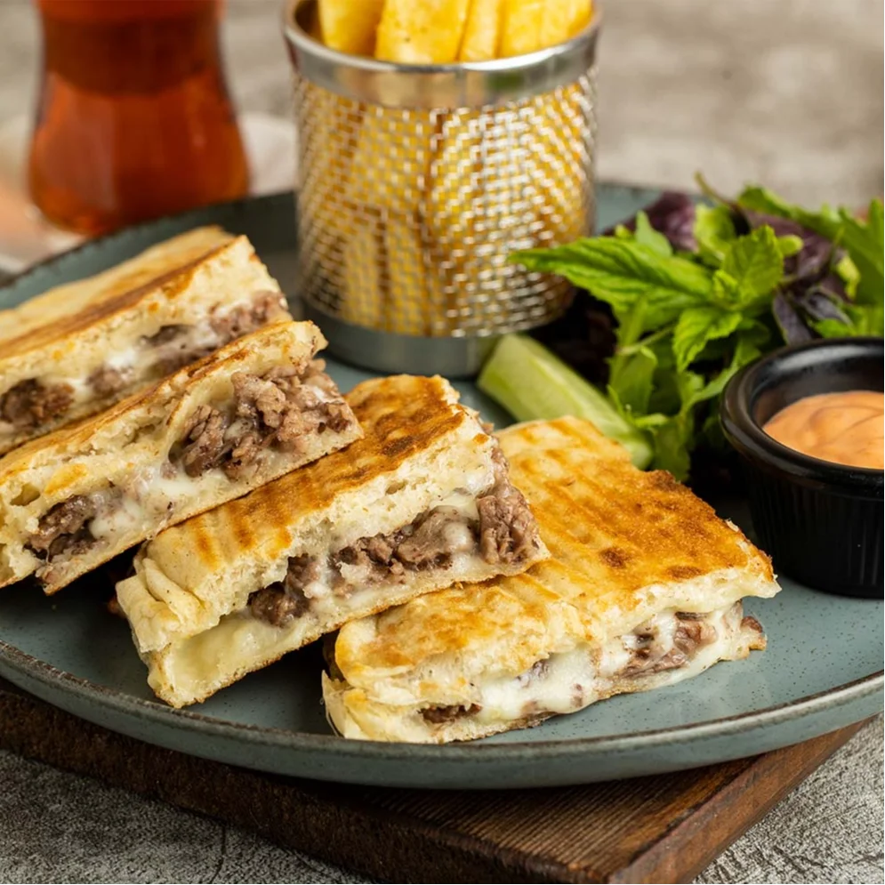 Kavurma Kaşarlı Tost