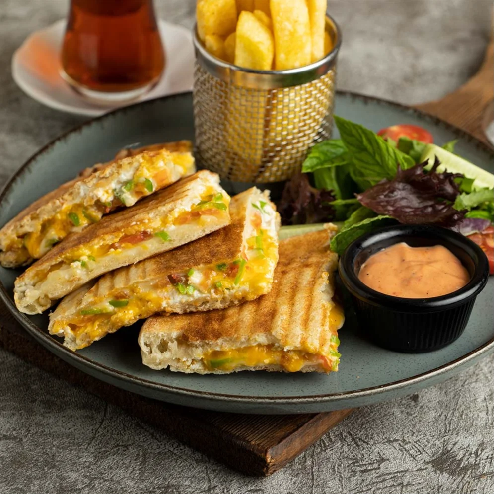 Üç Peynirli Tost